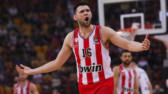 Olympiacos looks to the NBA transfer market: To be offered a contract extension for Kostas Papanikolaou