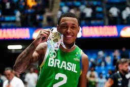 Yago Dos Santos has become one of the faces of Brazilian basketball in recent years. Now, Flamengo is dreaming of bringing the national team point guard back home with one of the biggest contract offers ever made by a Brazilian club.