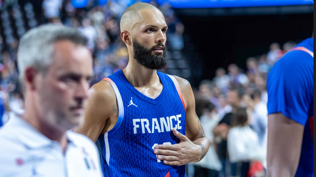 Evan Fournier (France) entering the game Evan Fournier (France) entering the game