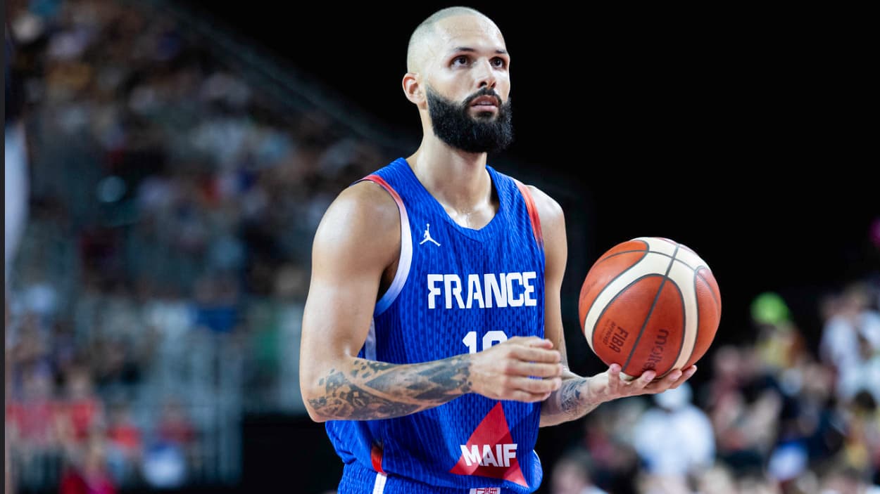 Evan Fournier (France) at the free throw line Evan Fournier (France) at the free throw line