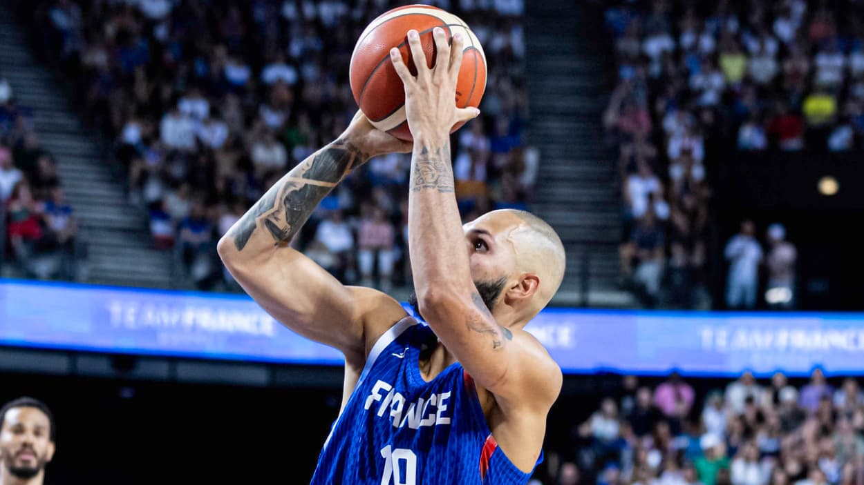 Evan Fournier (France) shooting Evan Fournier (France) shooting