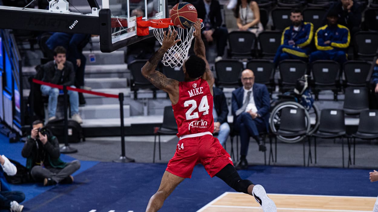 Isiaha Mike (Bourg-en-Bresse) dunking against Nancy Isiaha Mike (Bourg-en-Bresse) dunking against Nancy