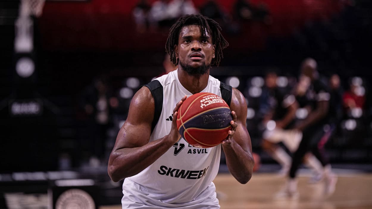 John Egbunu (ASVEL) at the free throw line against Paris Basketball John Egbunu (ASVEL) at the free throw line against Paris Basketball