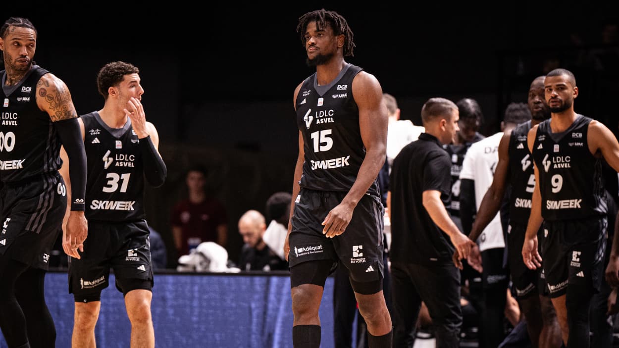 John Egbunu (ASVEL) against Paris Basketball John Egbunu (ASVEL) against Paris Basketball