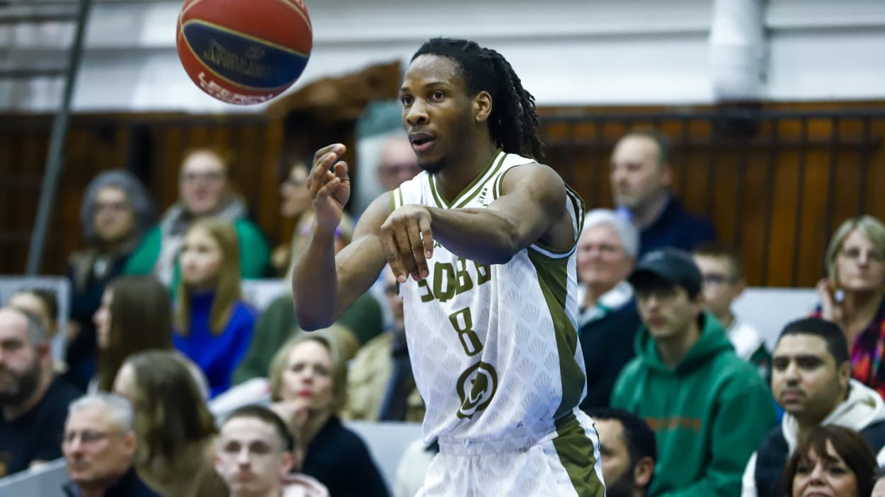 Melvin Ajinca (Saint-Quentin) passing against Le Portel Melvin Ajinca (Saint-Quentin) passing against Le Portel